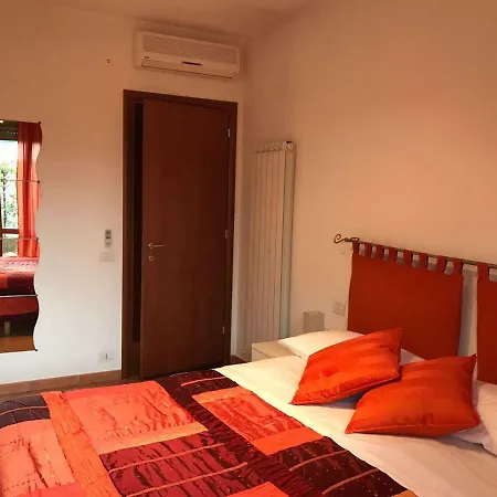 Orange & Mandarin Apartment *