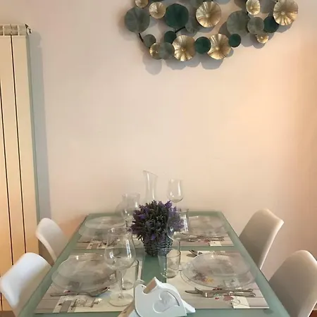 Orange & Mandarin Apartment
